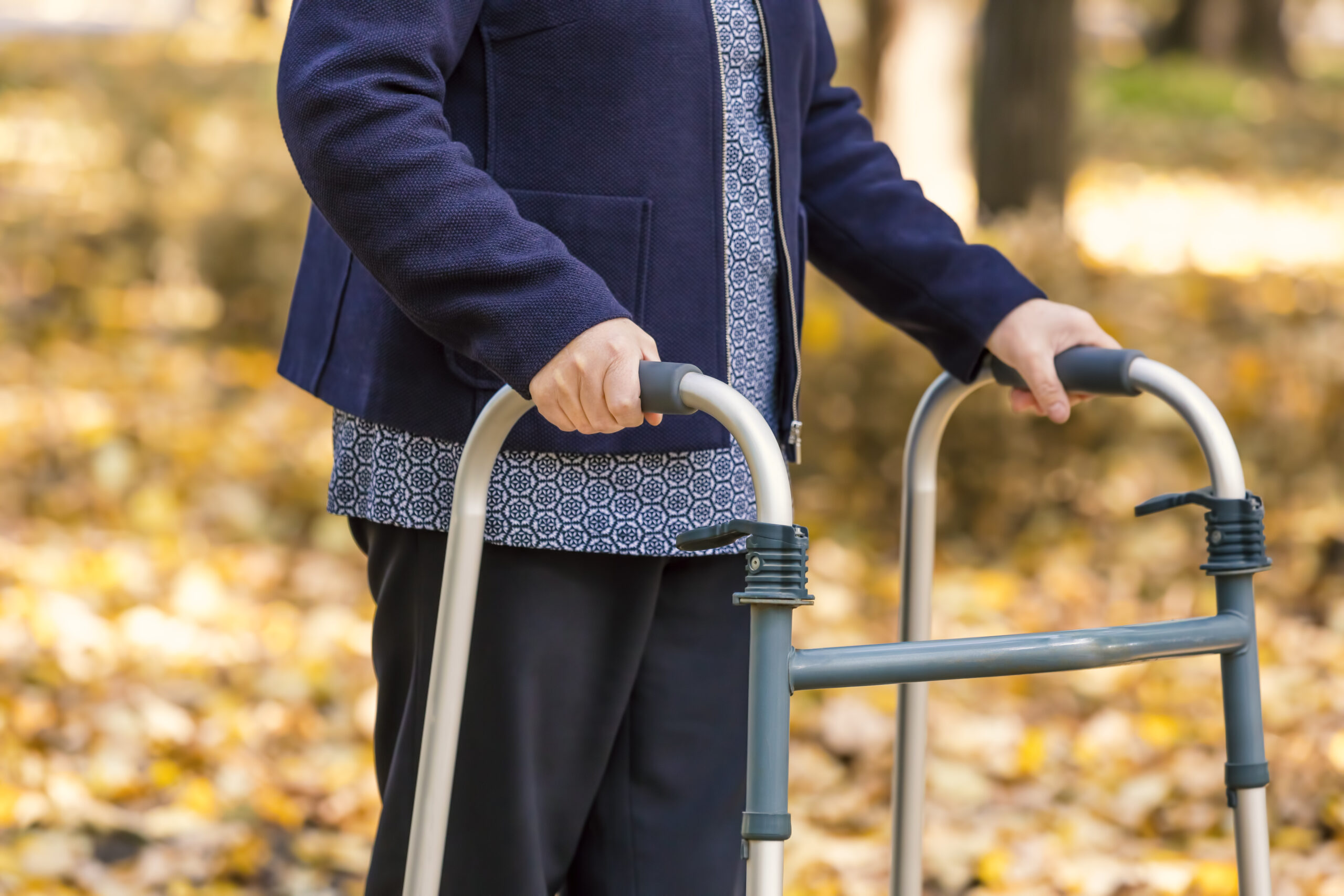 ältere Dame mit Mobilitäshilfe
