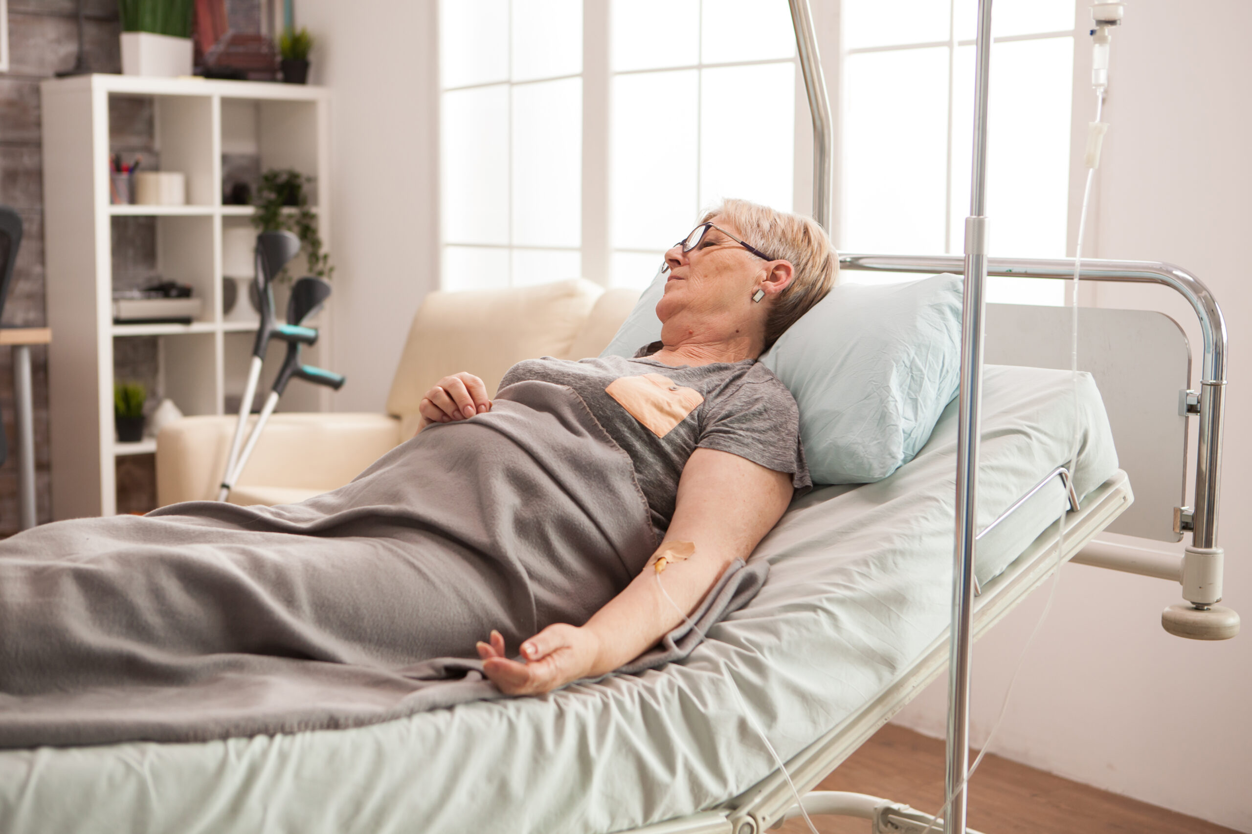 Frau im Pflegebett
